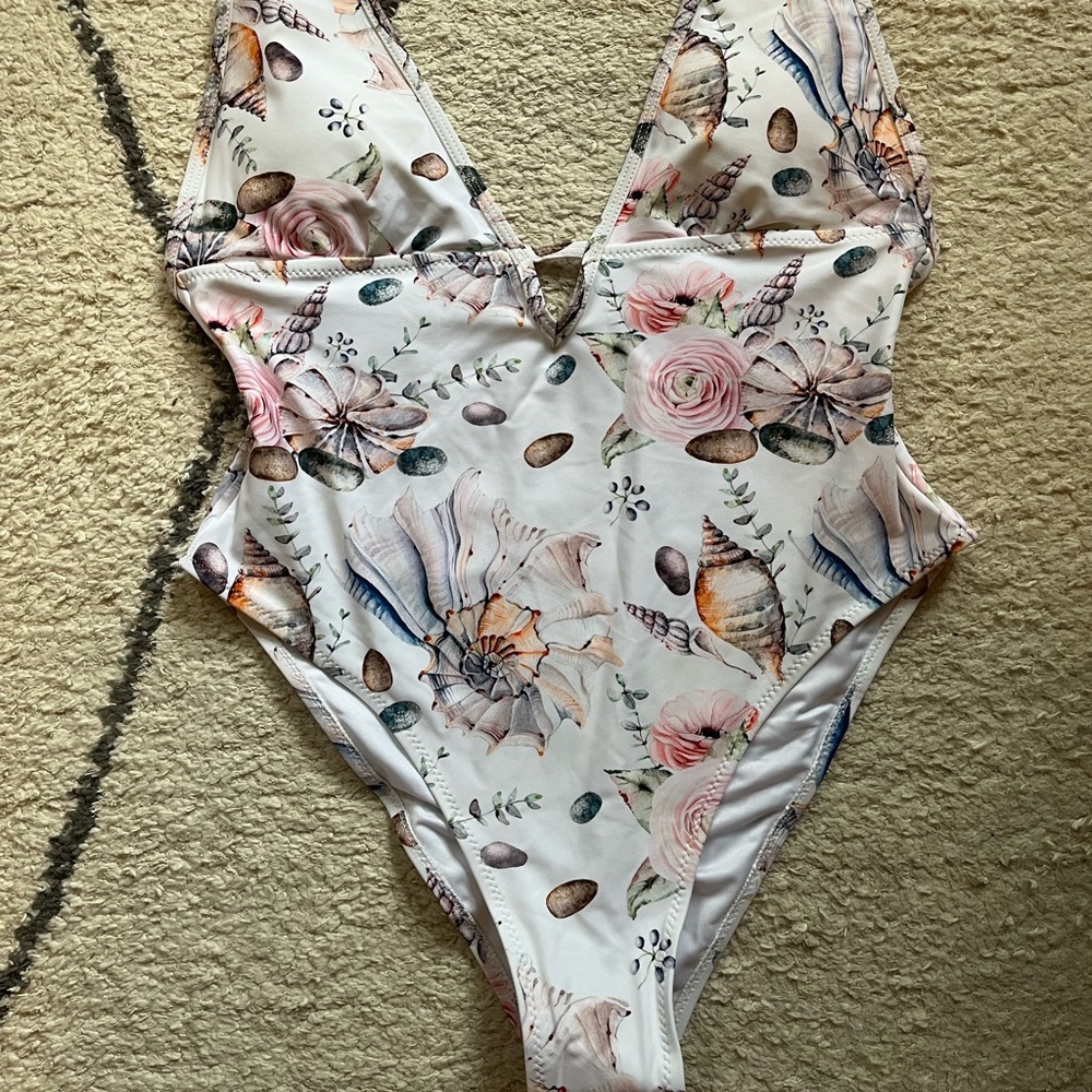 Brand new, never worn white Cupshe bathing suit (size L)